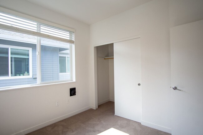 Building Photo - St. Johns-Sleek Modern Townhouse Ready Now!