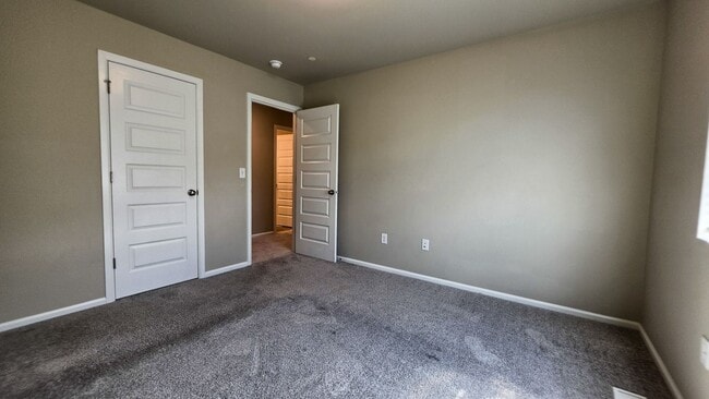 Building Photo - Bright & Beautiful 5 Bedroom 3 Bathroom