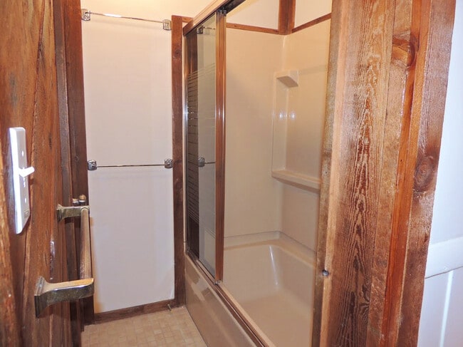 Building Photo - Extraordinary 4 Bedroom 2 Full Bathroom Co...