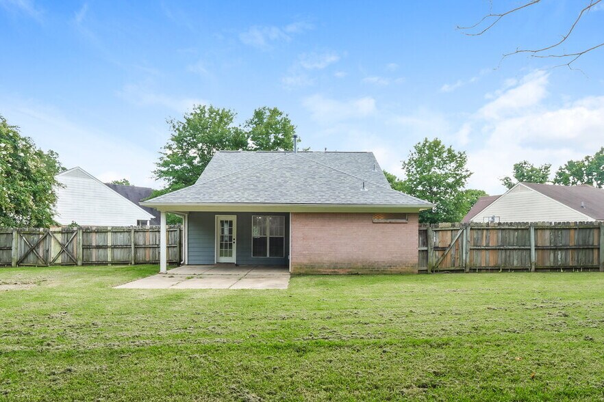 Building Photo - 10678 Pecan Meadow Dr N