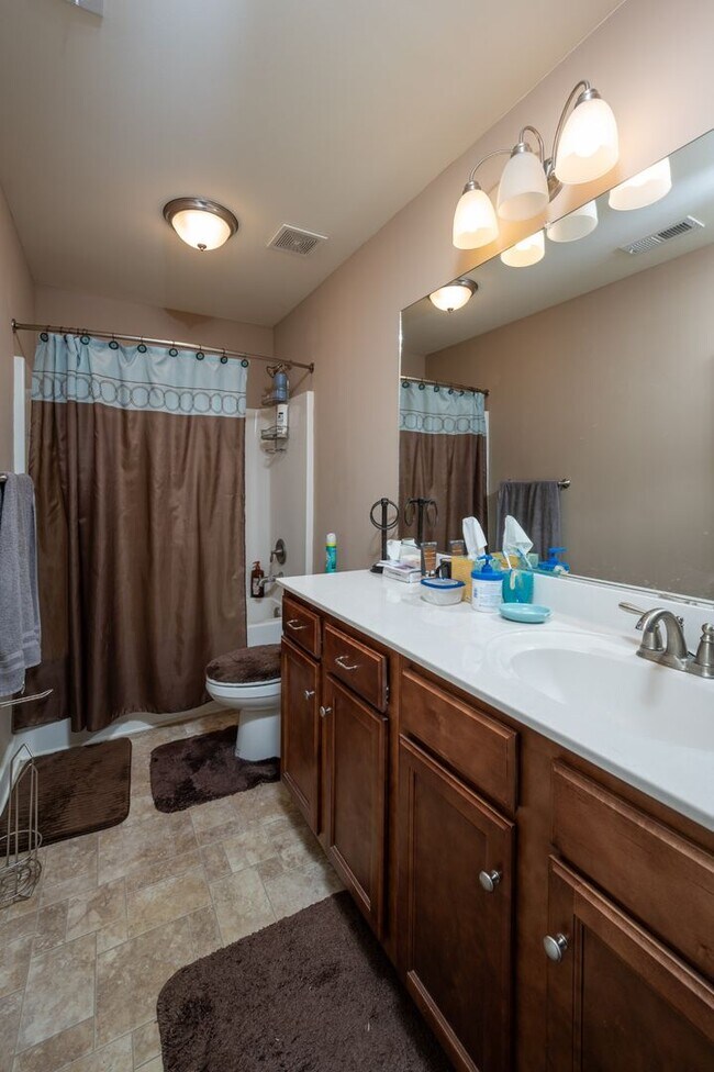 Building Photo - **WELL MAINTAINED, 2016-BUILT HOME IN DESI...