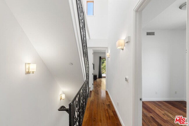 Building Photo - 744 N Alfred St