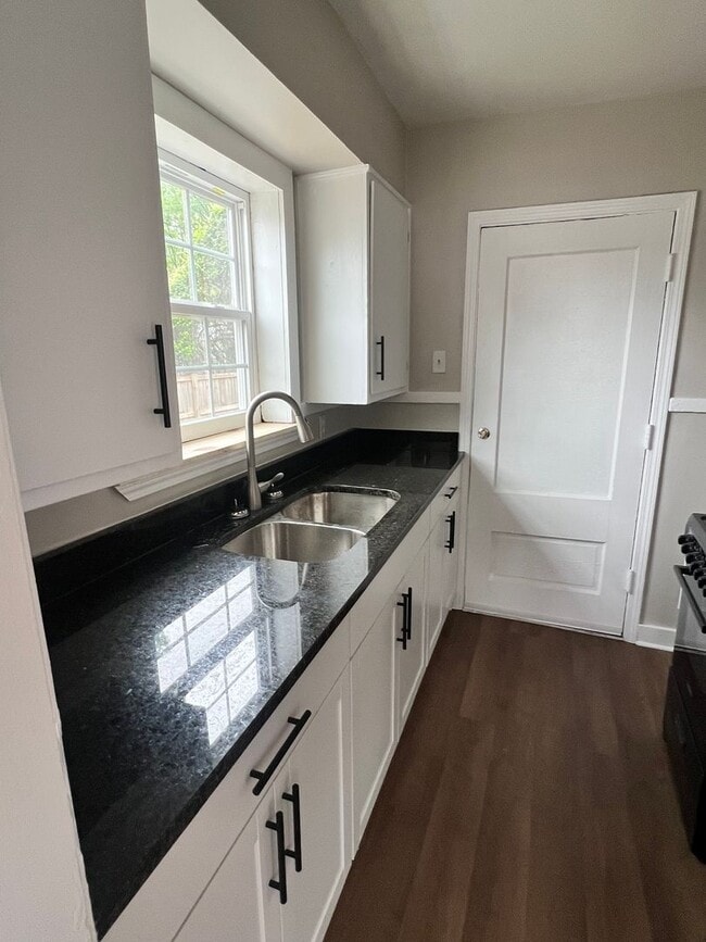 Building Photo - 1 Bedroom Duplex