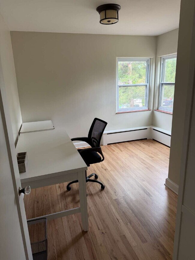 Building Photo - Spacious 4BR/2BA Home in Lakewood - Refinished Hardwoods, Updated Kitchen & Fenced Yard, Availabl...