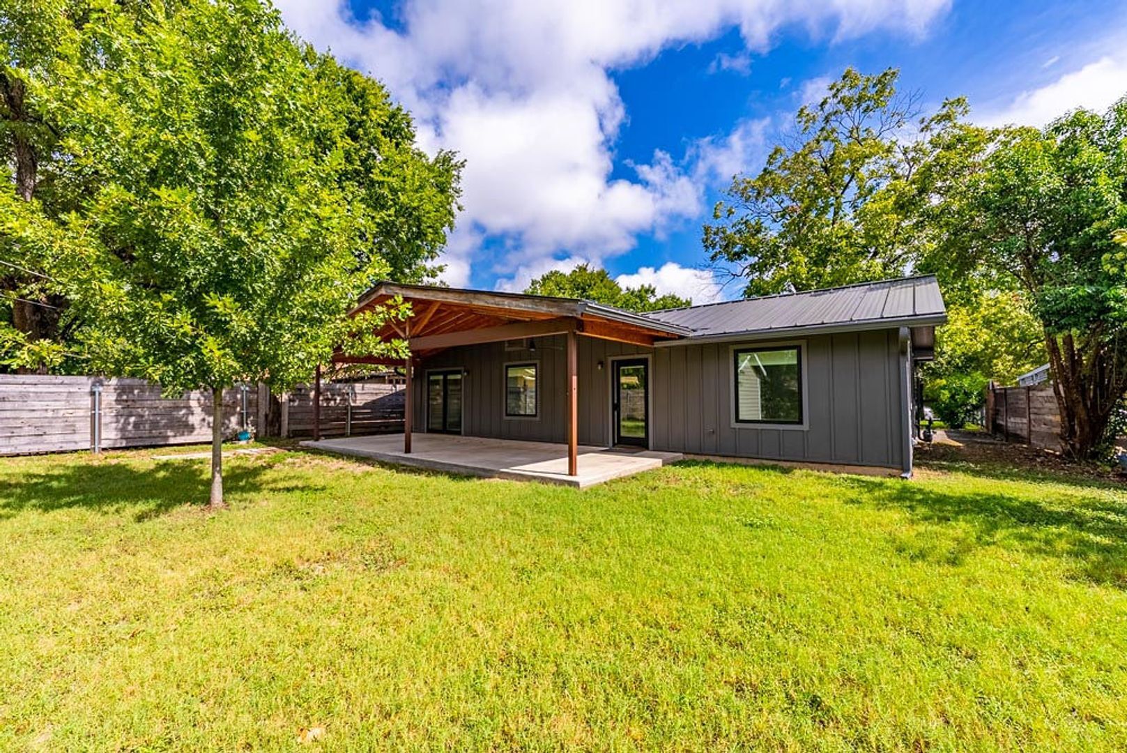 Building Photo - 1601 Cloverleaf Dr