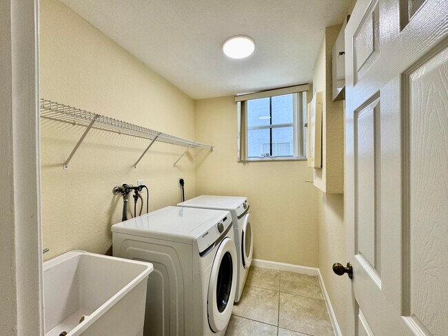 Building Photo - 898 Tulip Cir