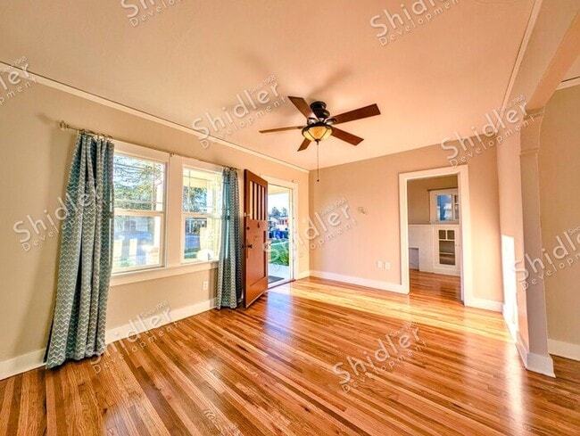 Building Photo - Upgraded Bungalow with Garage