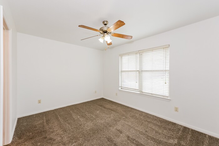 Building Photo - 413 Maplewood St