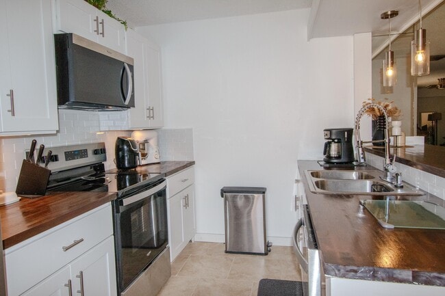 Building Photo - 606 6th Way