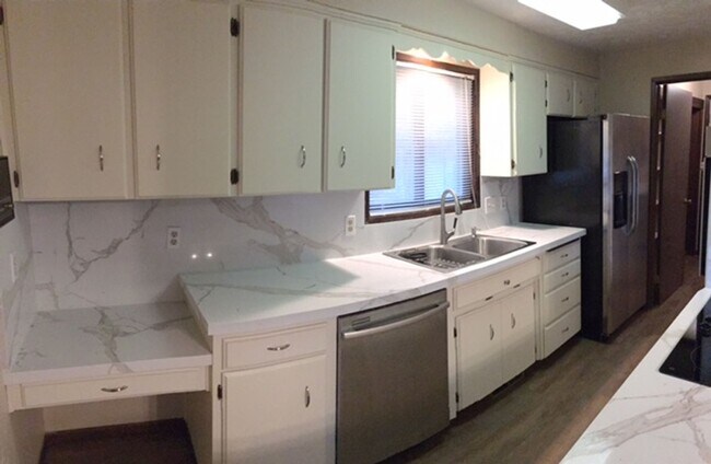Building Photo - $2,495 / 4BR, 3.5BA Liberty Lake Executive...