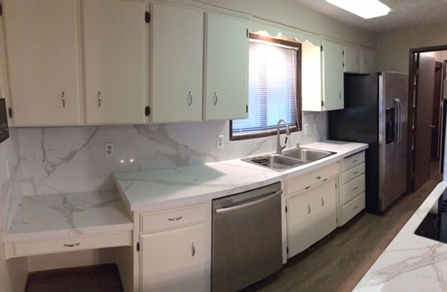 Building Photo - $2,595 / 4BR, 3.5BA Liberty Lake Executive...