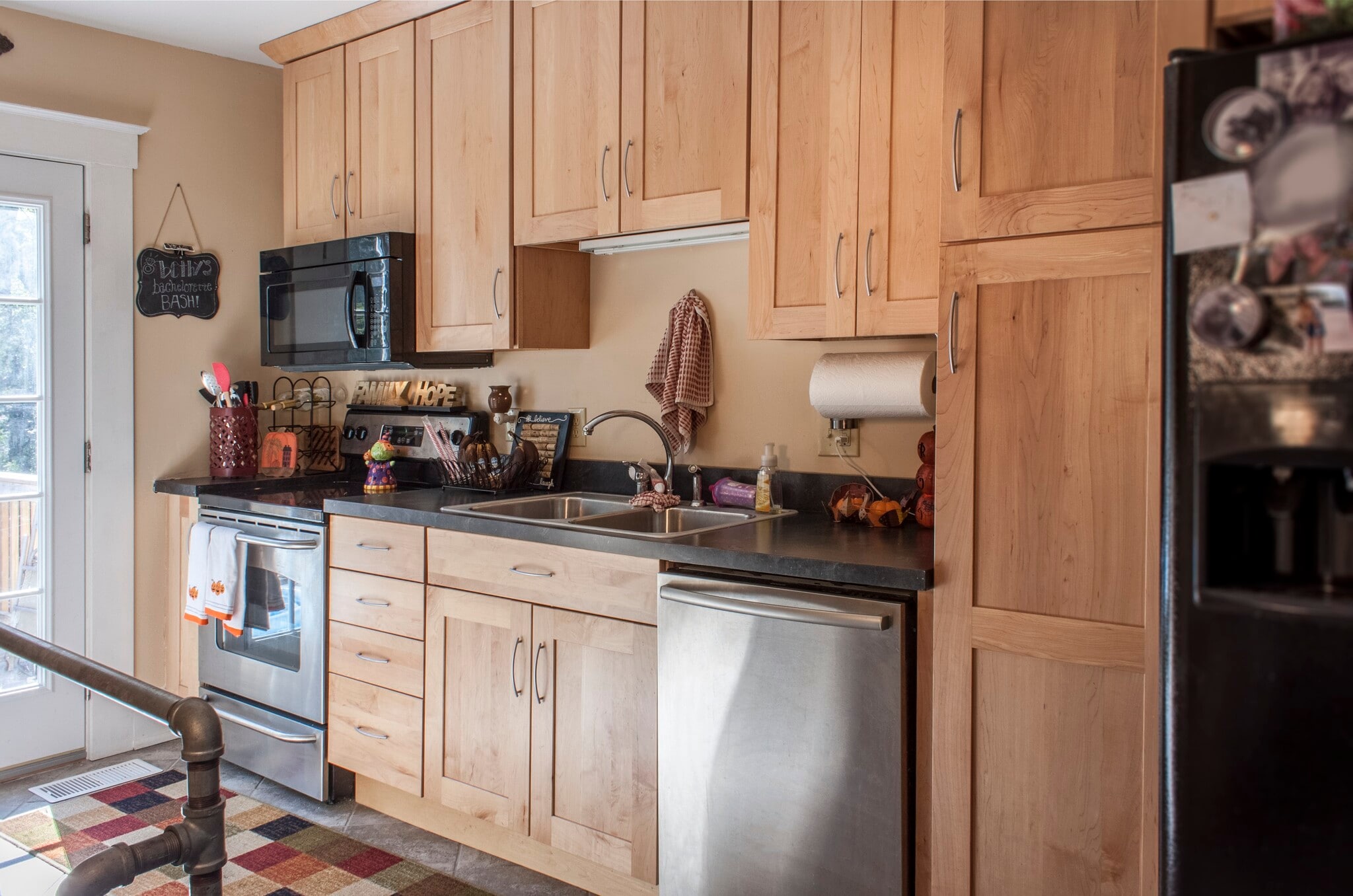 kitchen cabinet/counter view - 735 S Grand Ave