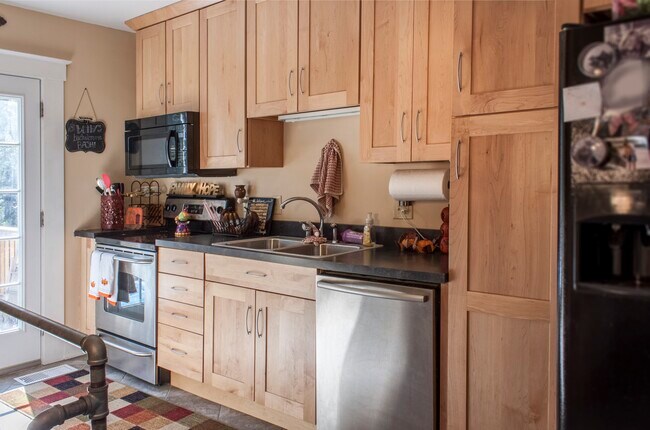 kitchen cabinet/counter view - 735 S Grand Ave
