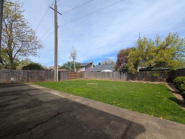 Building Photo - Great 3 Bedroom, 2-Bath Home With 2 Separate Living Rooms!