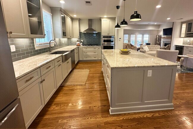 Building Photo - 3815 Montclair Dr