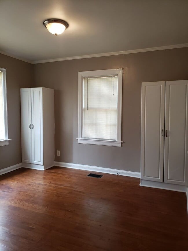 Building Photo - MOVE IN TODAY! Cute 3 bedroom 2 bath locat...