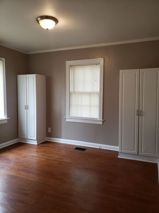 Building Photo - MOVE IN TODAY! Cute 3 bedroom 2 bath located in Sylvan Hills, Atlanta