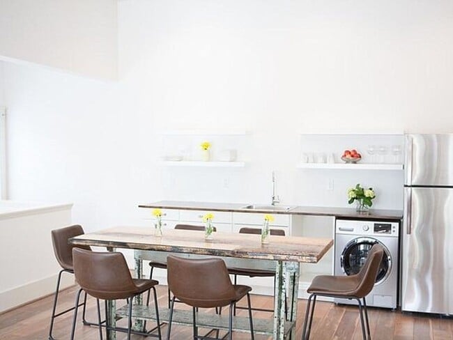 Building Photo - Upstairs Unit Only. Fabulous fully furnished 1BR/1BA Hillsboro cottage