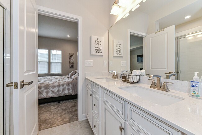 Building Photo - Stunning 3-bedroom, 4.5-bath townhome nest...