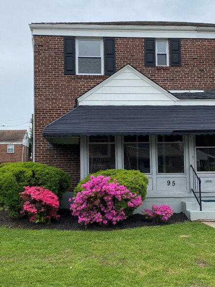 Building Photo - 95 Kentway