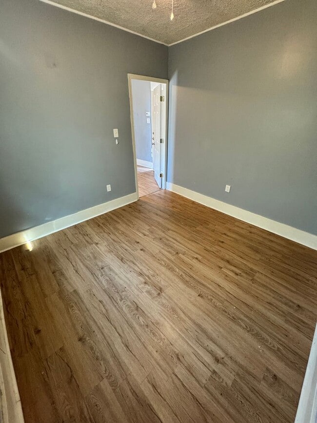 Building Photo - 2 bedroom house on Southside w Laundry HVAC