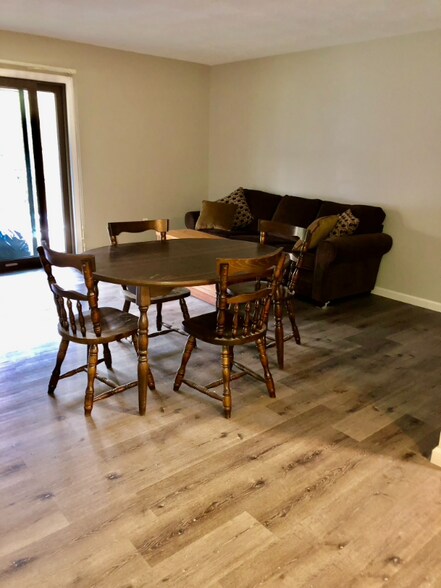 Building Photo - 9 Strawberry Bank Rd