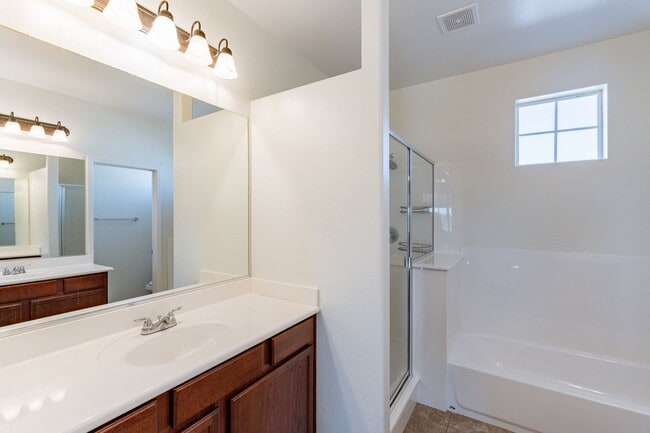 Building Photo - Spacious 4 Bed 2.5 Ba in Gated Community