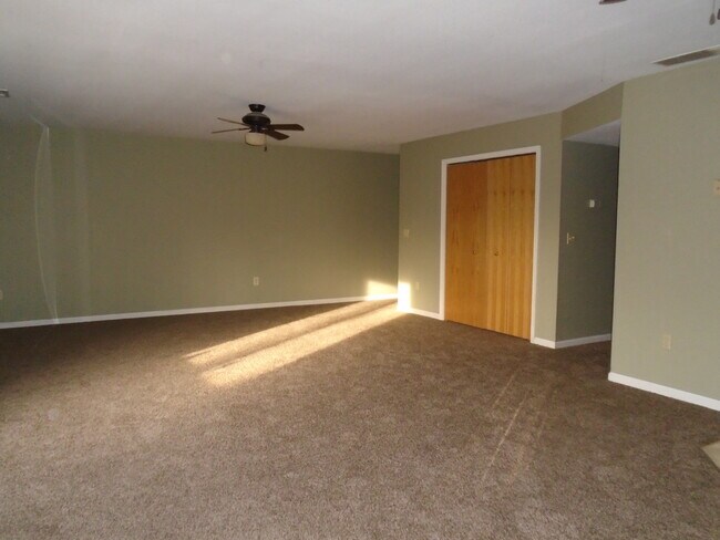 Building Photo - 615 N 4th St