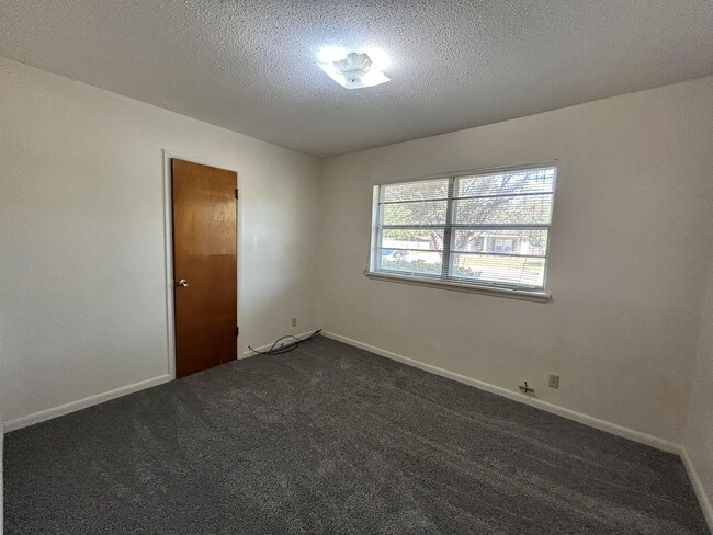 Building Photo - 205 Powell Dr