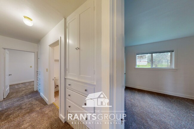 Building Photo - Charming & bright westside 2 bed, 1 bath o...
