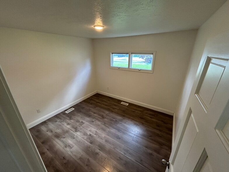 Building Photo - 1882 Paul Dr