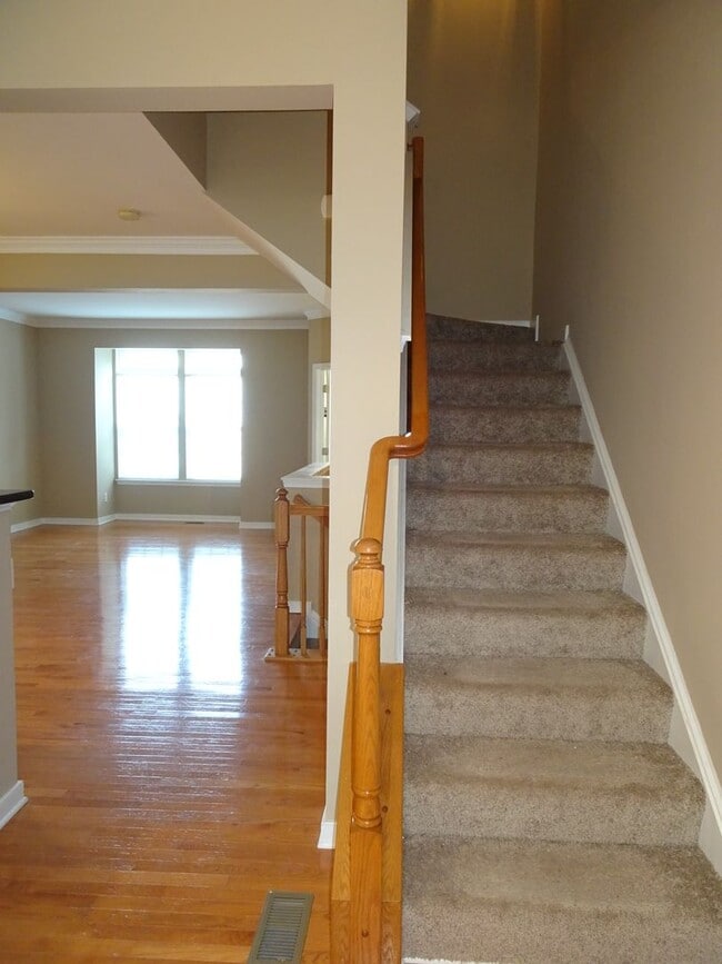 Building Photo - 4 Bedroom 3.5 Bath 3 Story Townhome for Re...