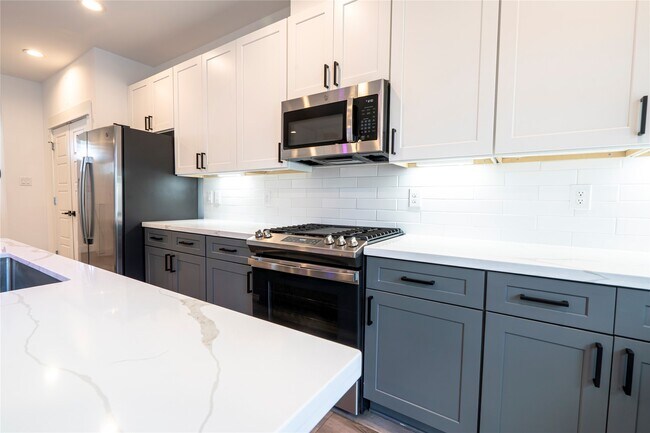 Building Photo - 2056 Johanna Dr