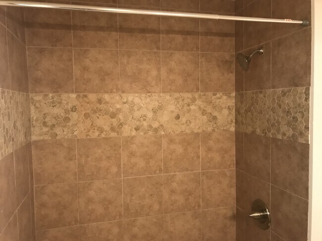 Building Photo - Large Old West Tampa Home