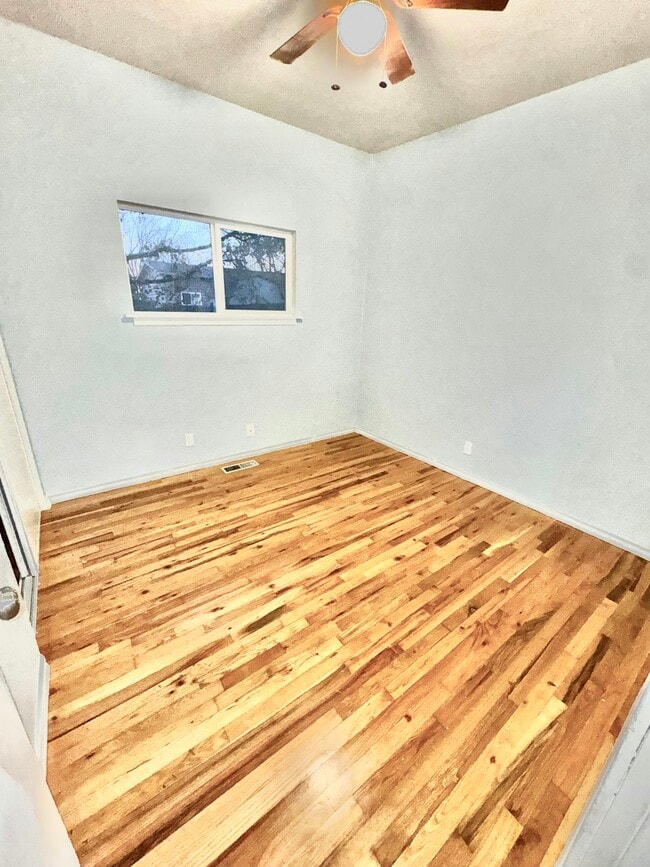 Building Photo - 1325 E 5th N