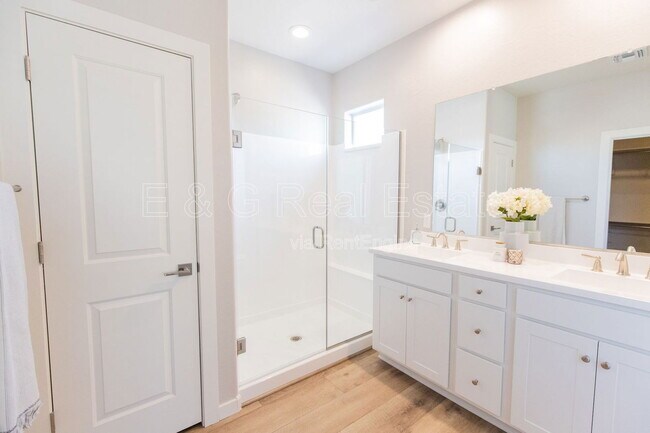 Building Photo - 3726 E Flower St