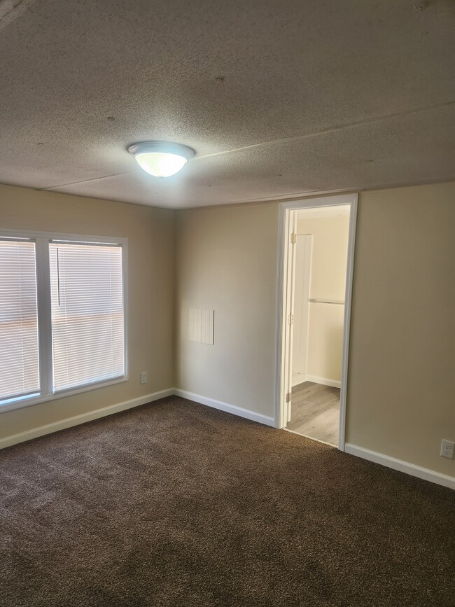 Building Photo - 105 Kim Ln