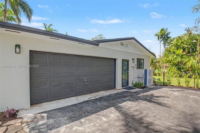 Building Photo - 17050 SW 83rd Ave