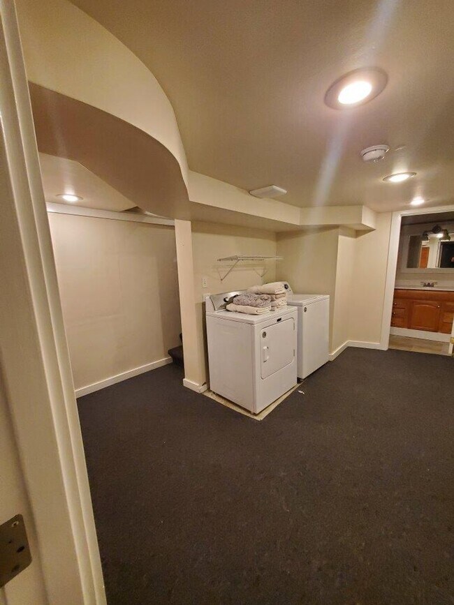 Building Photo - 7 Bed/2 Bath Unit in a Nice Duplex near UW Campus