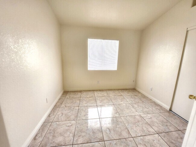 Building Photo - 137 Windy Creek Ave