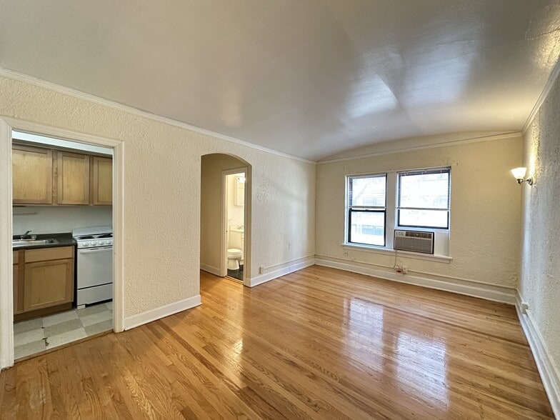 Building Photo - 566 W Arlington Pl