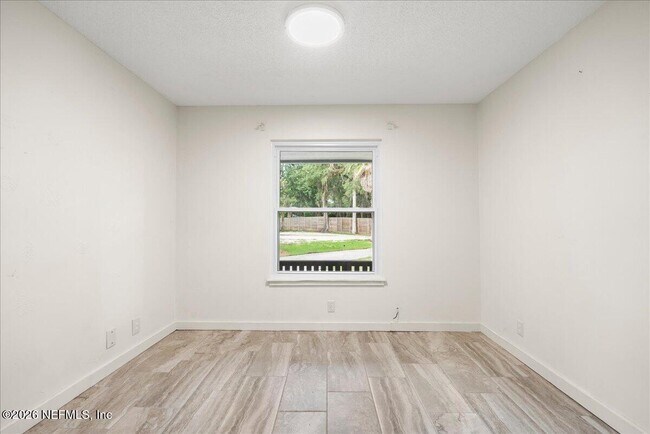 Building Photo - 2421 Dogwood Ln