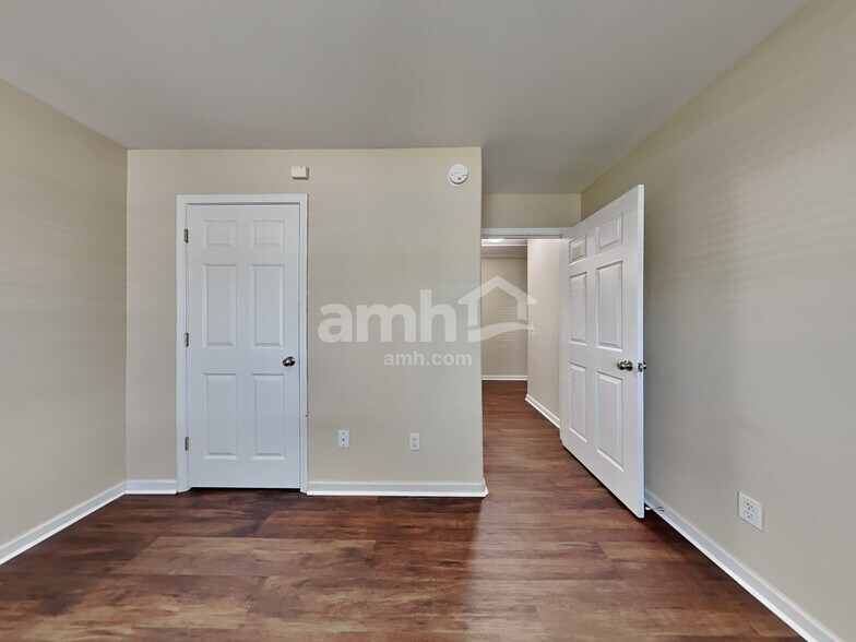 Building Photo - 117 Lakepointe Dr