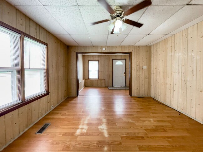 Building Photo - *AVAILABLE NOW!* Cozy Three Bedroom Home!