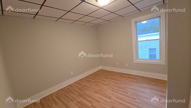 Building Photo - 147 Oak St