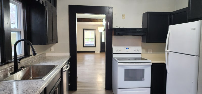 Building Photo - 144 S Main St