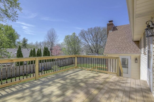 Building Photo - 1008 NW Roanoke Dr