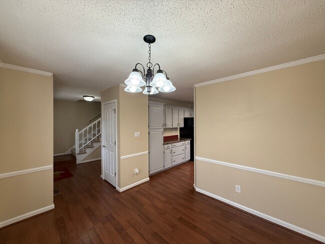 Building Photo - 928 Heatherstone Dr