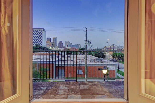 Building Photo - Impeccably Maintained Midtown Townhome with Downtown Views!