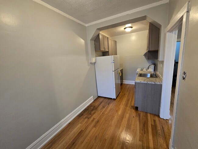 Building Photo - 3412 W Montrose Ave